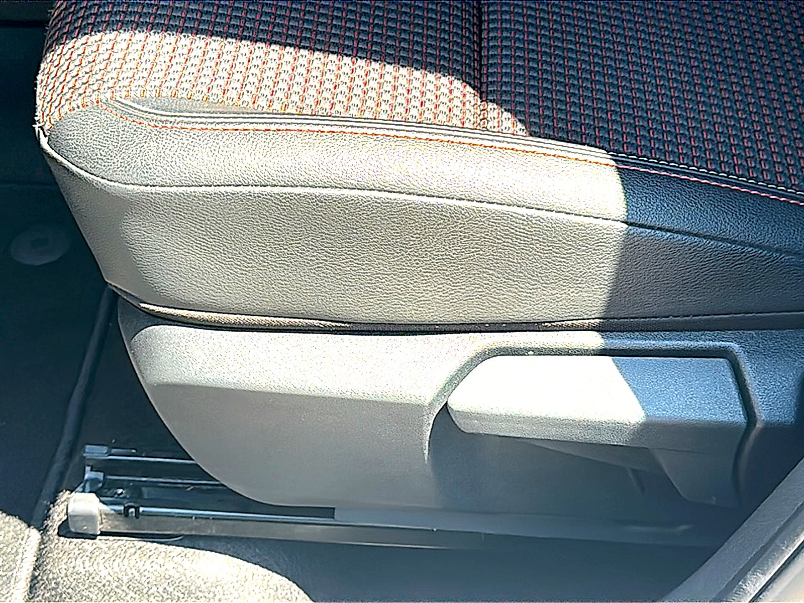 2025 Nissan Kicks SR FWD