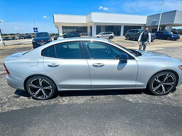2024 Volvo S60 B5 AWD Plus Dark Theme