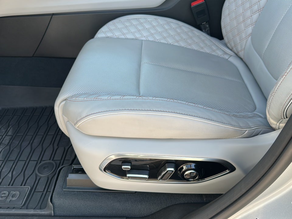 2023 Jeep Grand Cherokee Summit 4x2