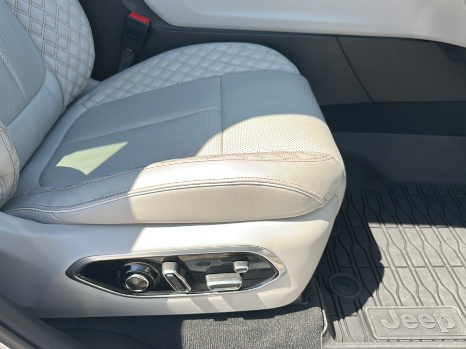 2023 Jeep Grand Cherokee Summit 4x2