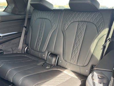 2025 BMW X7 M60i