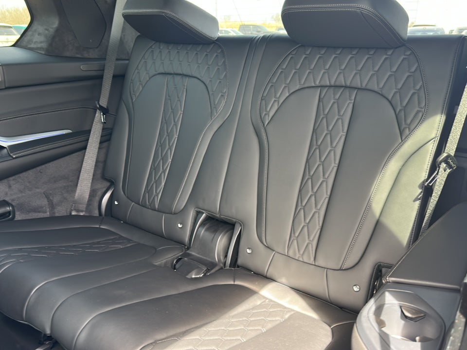2025 BMW X7 M60i